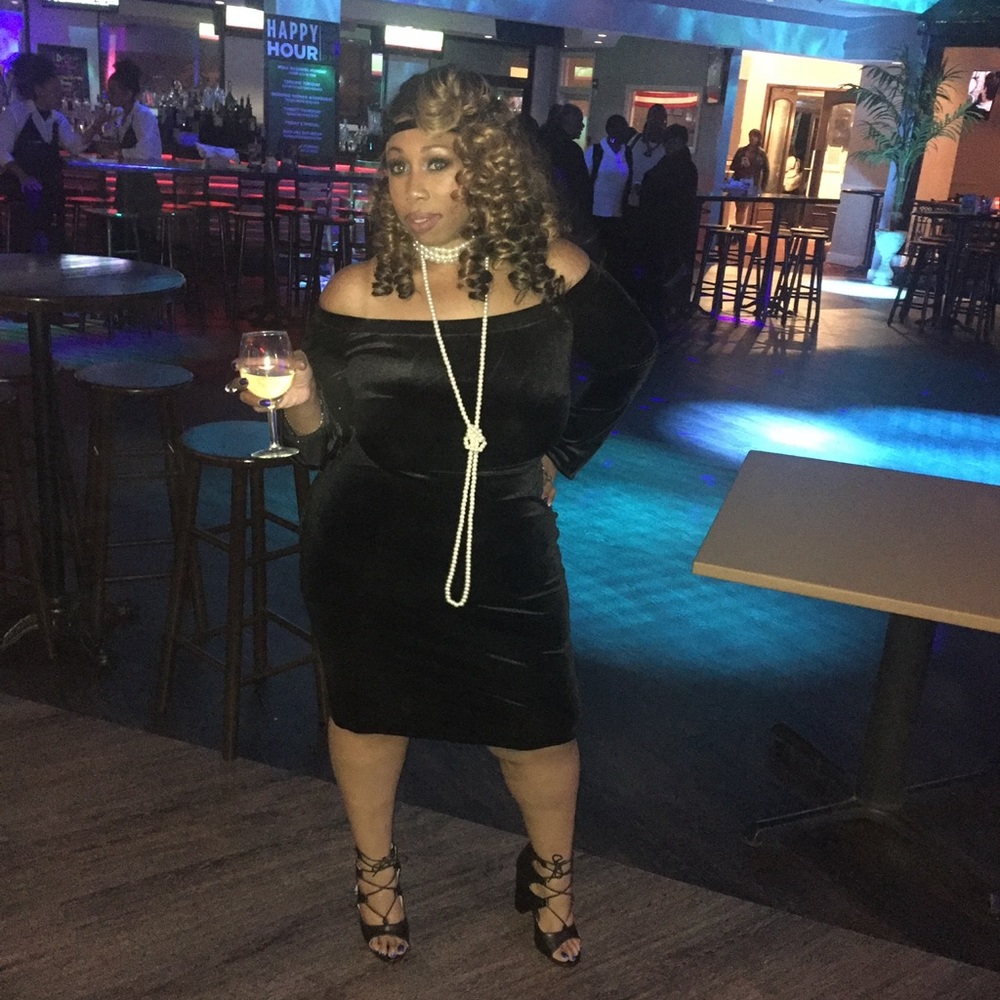 Black Long Sleeve Knee Length Velvet Dress
